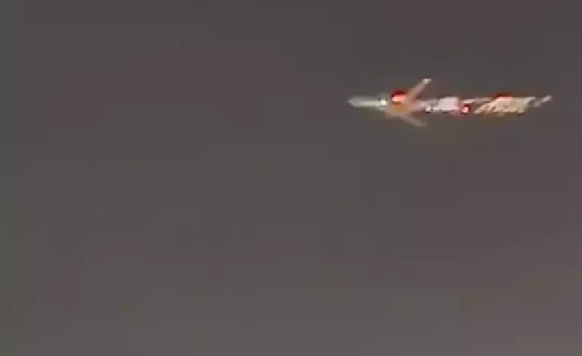 Uçak havada alev topuna döndü, o anlar kameralara yansıdı