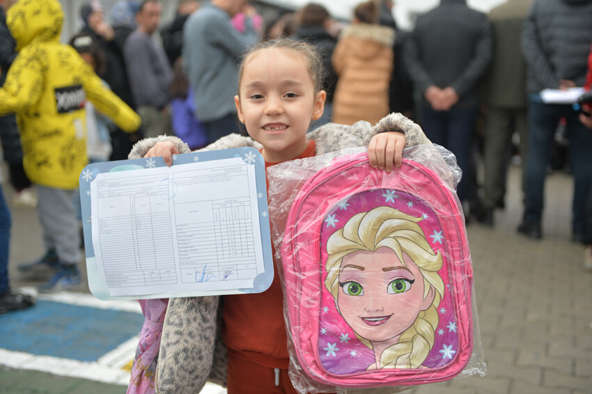 Konteynerde buruk sevinç: Depremzede öğrenciler karnelerini aldı