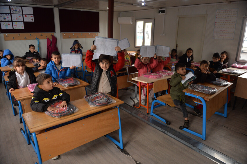 Konteynerde buruk sevinç: Depremzede öğrenciler karnelerini aldı