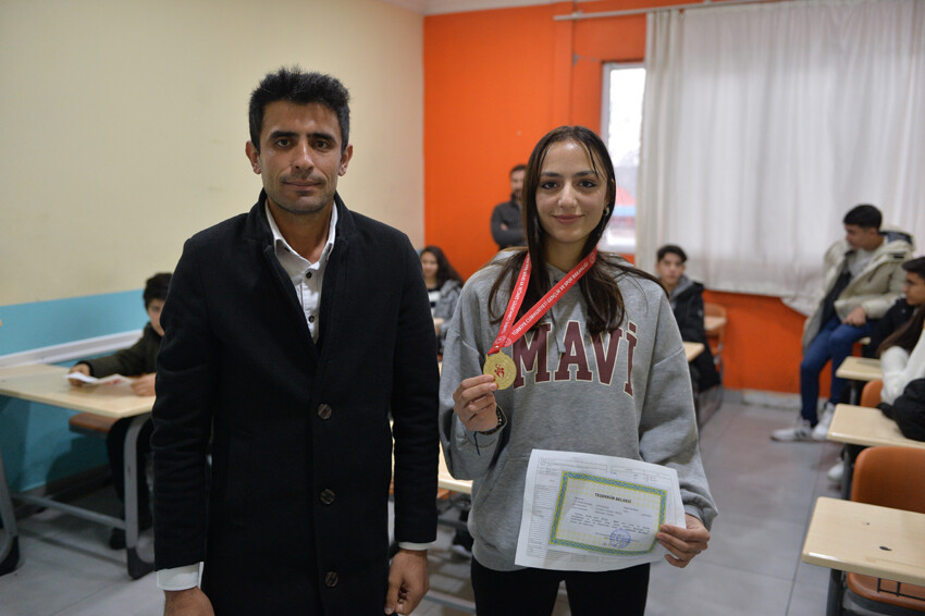 Konteynerde buruk sevinç: Depremzede öğrenciler karnelerini aldı