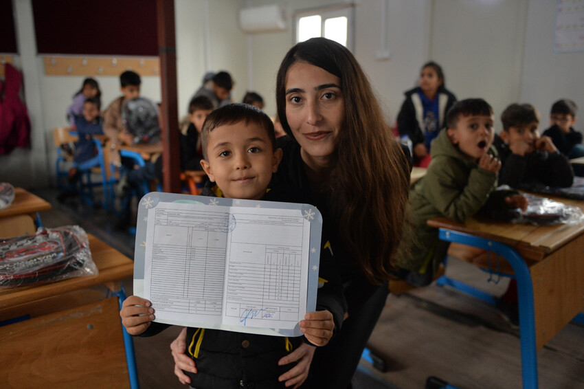 Konteynerde buruk sevinç: Depremzede öğrenciler karnelerini aldı