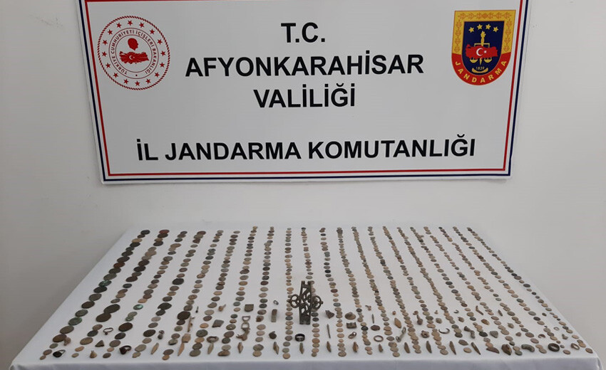 Afyonkarahisar’da mezarlık işçisinin evinden çıkan tarihi sikke ve eşyalar şaşkına çevirdi Afyonkarahisar’da mezarlık işçisinin evinden çıkan tarihi sikke ve eşyalar şaşkına çevirdi