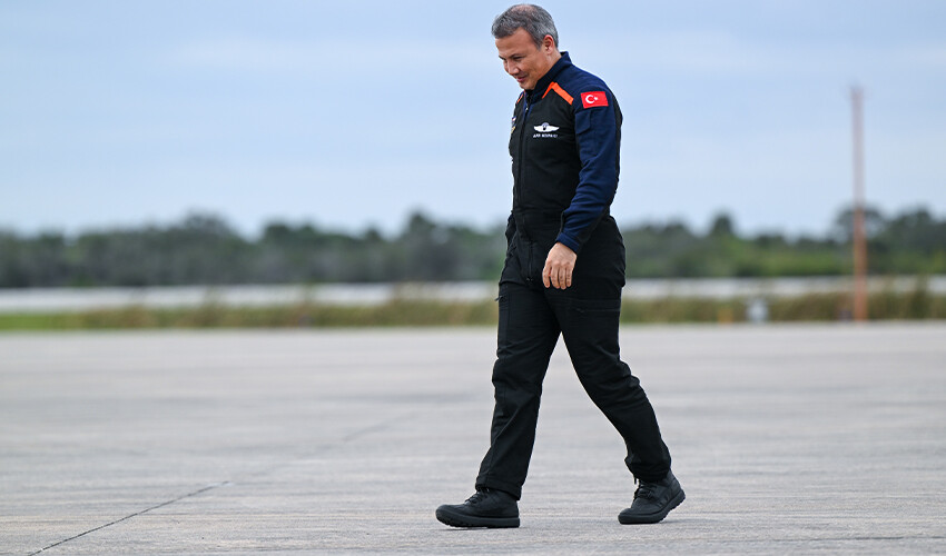 Bakan Kacır'dan Gezeravcı için övgü dolu sözler: O sadece bir astronot değil, milli gururumuzdur