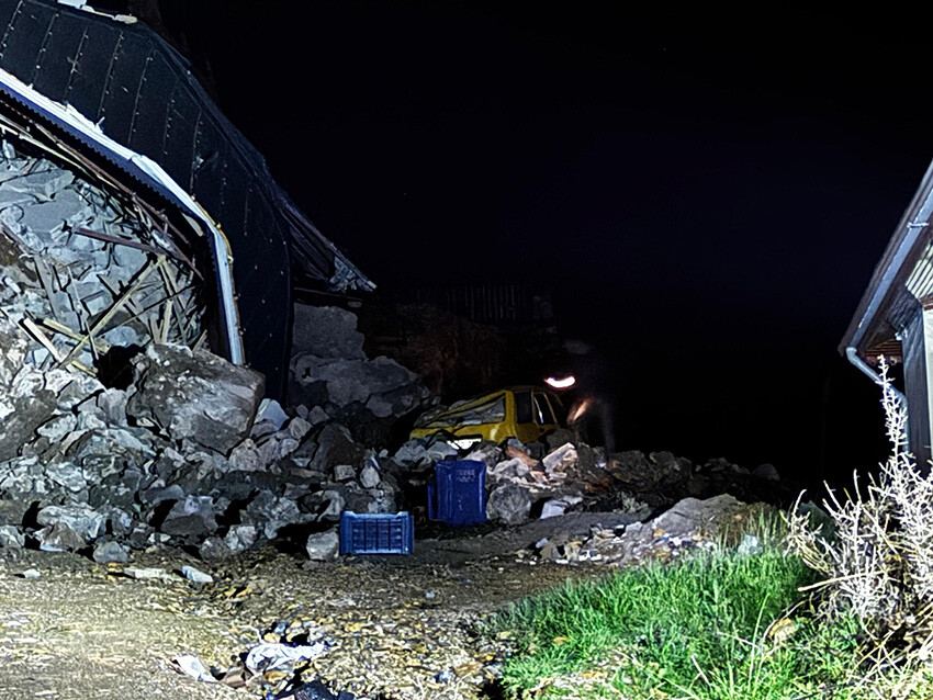 Antalya'da sağanak sonrası aynı manzara: Heyelan binayı yuttu