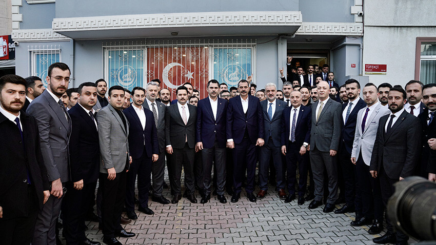 Cumhur İttifakı'nın İstanbul adayı Kurum ülkücü gençlerle bir araya geldi: 'Bahçeli'nin desteği mutlu etti' Cumhur İttifakı'nın İstanbul adayı Kurum ülkücü gençlerle bir araya geldi: 'Bahçeli'nin desteği mutlu etti'