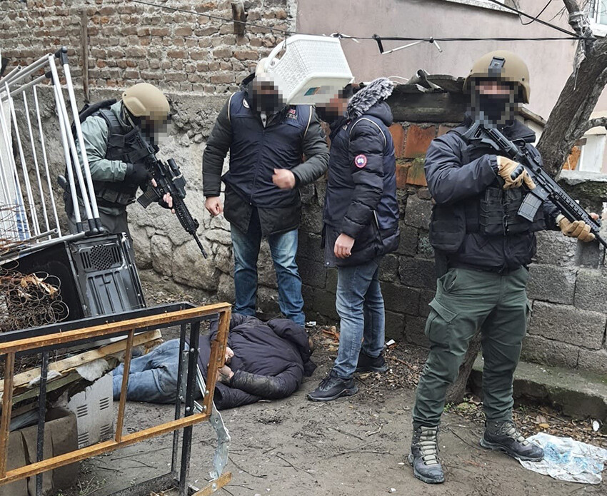 Interpol'ün kırmızı bültenle aradığı DEAŞ üyesi adliyeye sevk edildi Interpol'ün kırmızı bültenle aradığı DEAŞ üyesi adliyeye sevk edildi