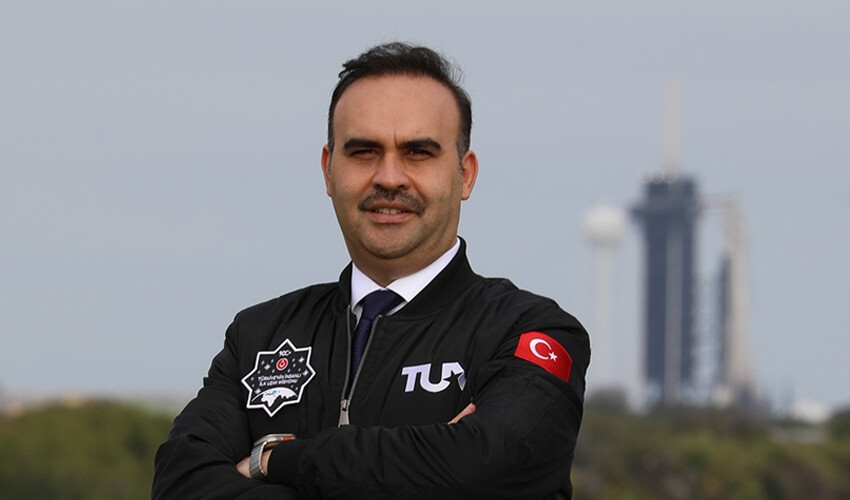 Bakan Kacır'dan Gezeravcı için övgü dolu sözler: O sadece bir astronot değil, milli gururumuzdur