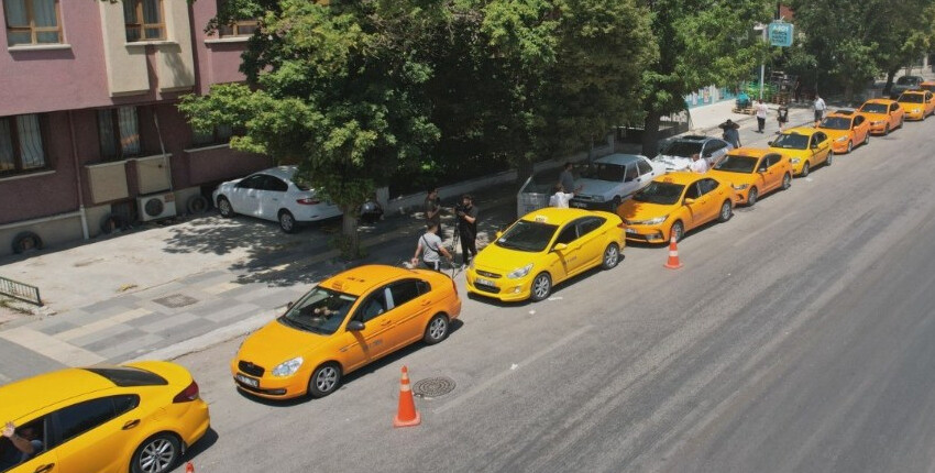 Bu da taksimetre sırası! Zamlı tarifeye geçmek için uzun kuyruklar oluşturdular 