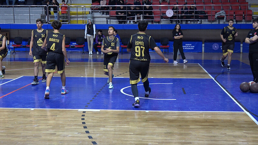 Cezası sebebiyle maça giremedi: Cansız mankene taktığı kendi maskesiyle oyunculara destek oldu