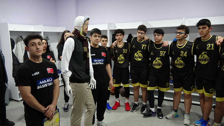 Cezası sebebiyle maça giremedi: Cansız mankene taktığı kendi maskesiyle oyunculara destek oldu