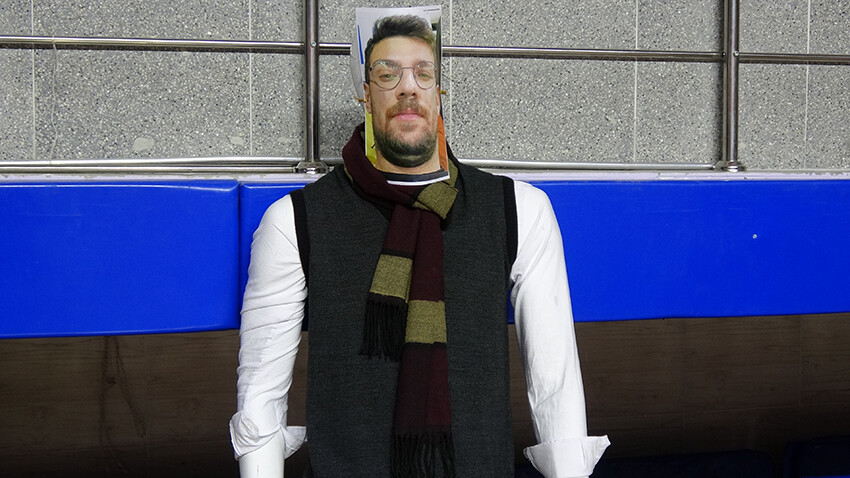 Cezası sebebiyle maça giremedi: Cansız mankene taktığı kendi maskesiyle oyunculara destek oldu