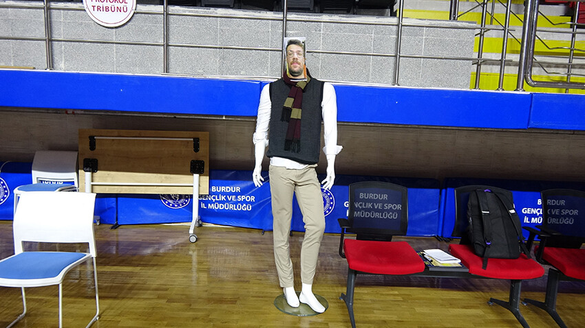 Cezası sebebiyle maça giremedi: Cansız mankene taktığı kendi maskesiyle oyunculara destek oldu