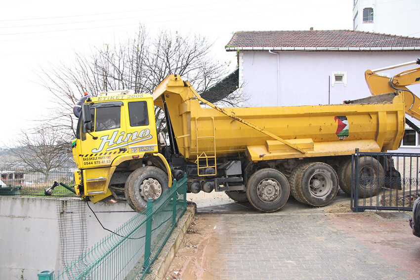 Tonlarca ağırlıktaki kamyon duvarda asılı kaldı!