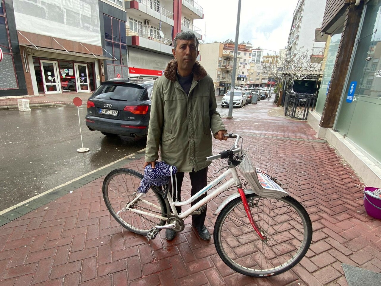 Gündüz bisikletli gazete dağıtıcısı, akşam mitinge giden belediye başkan adayı