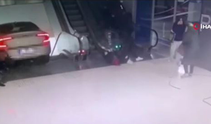 AVM’de dehşet anları! Otomobille yürüyen merdivene daldı