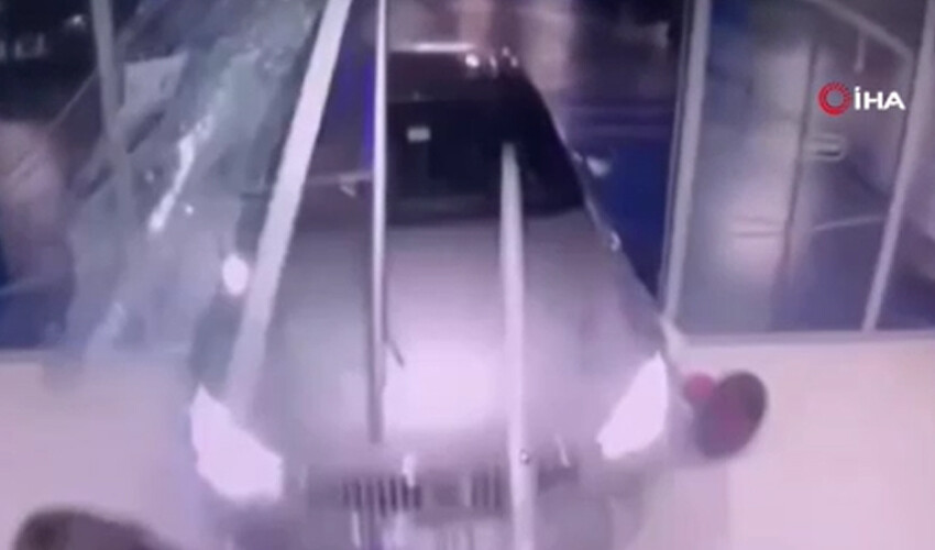 AVM’de dehşet anları! Otomobille yürüyen merdivene daldı