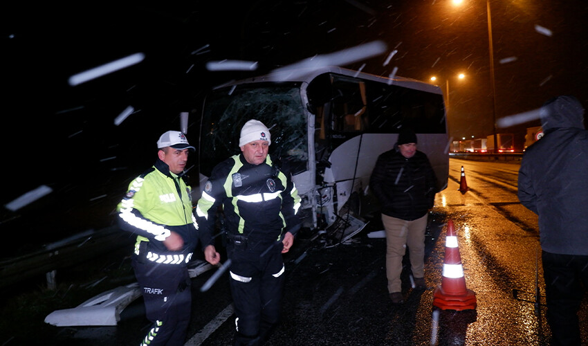 Edirne'de feci kaza! Tur otobüsü, polis servisi ile çarpıştı: 10'u polis 11 yaralı