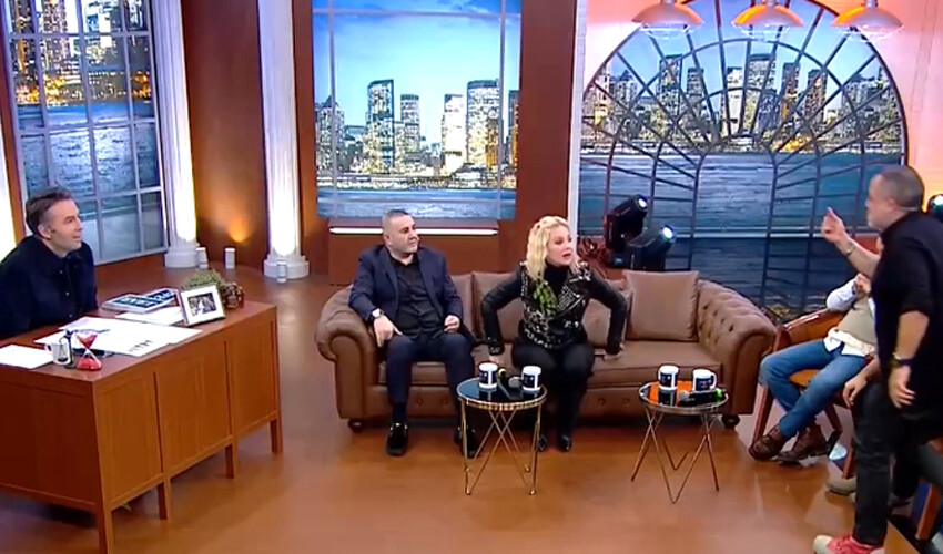 Yayında kavga: Kolpaçino oyuncuları programda birbirine girdi, sunucu ne yapacağını şaşırdı Yayında kavga: Kolpaçino oyuncuları programda birbirine girdi, sunucu ne yapacağını şaşırdı