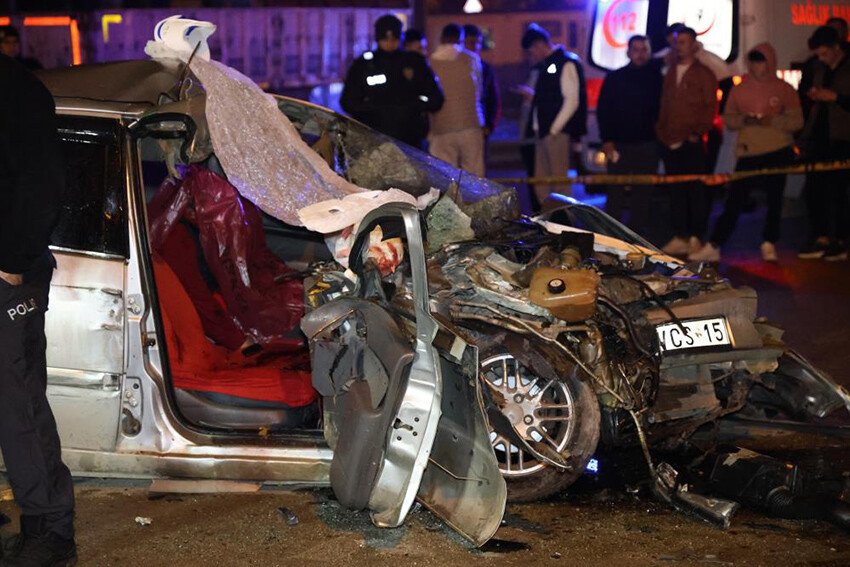 Adana'da feci kaza! Tırın dorsesine çarpan araba mezarları oldu Adana'da feci kaza! Tırın dorsesine çarpan araba mezarları oldu