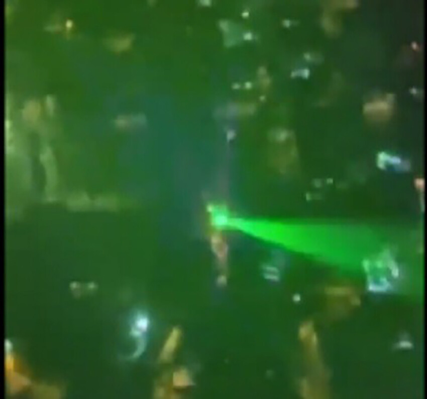 Uçuş güvenliğini tehlikeye atan oyun! İnişe hazırlanan uçağa lazer tuttular