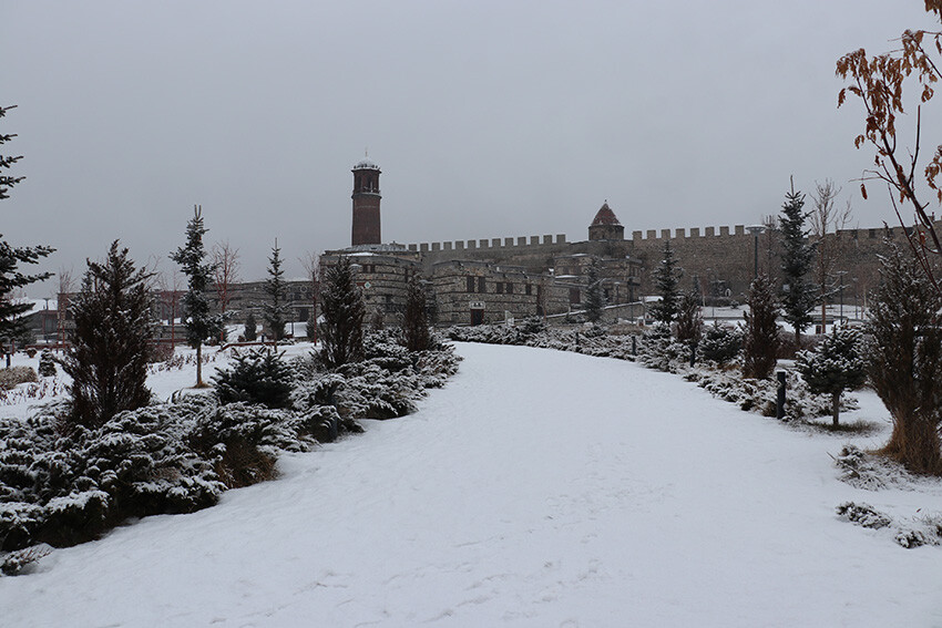 Her yer beyaza büründü, durmadan kar yağıyor! Hava sıcaklıkları mevsim normallerinin üstüne çıktı