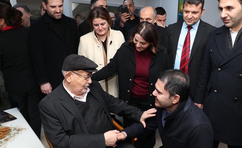 Murat Kurum yaşlılara 'yaşam merkezi' sözü verdi, renkli anlar kameraya yansıdı