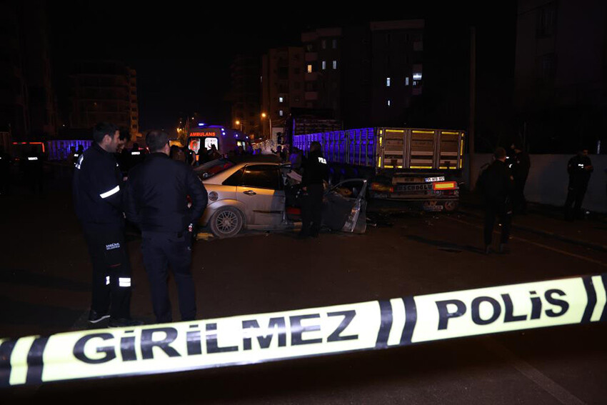 Adana'da feci kaza! Tırın dorsesine çarpan araba mezarları oldu Adana'da feci kaza! Tırın dorsesine çarpan araba mezarları oldu