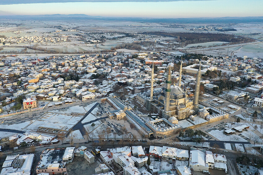 Her yer beyaza büründü, durmadan kar yağıyor! Hava sıcaklıkları mevsim normallerinin üstüne çıktı
