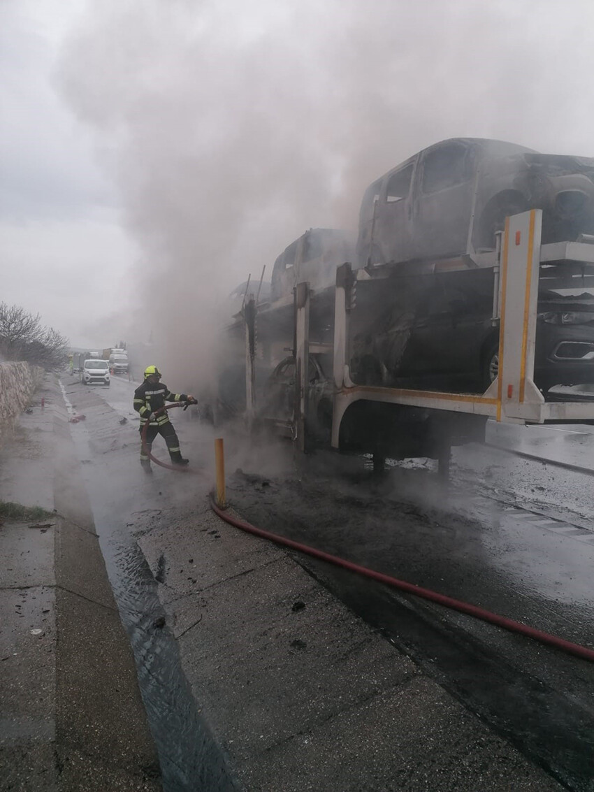 Mersin'de TIR alev alev yandı: 6 sıfır araç küle döndü Mersin'de TIR alev alev yandı: 6 sıfır araç küle döndü