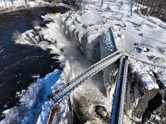 ABD'de şelale buz tuttu, manzarayı görenler hayretler içinde kaldı
