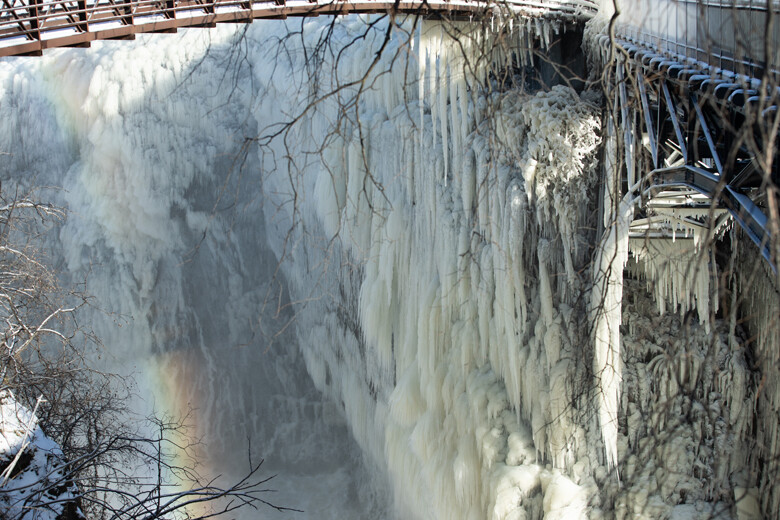 ABD'de şelale buz tuttu, manzarayı görenler hayretler içinde kaldı