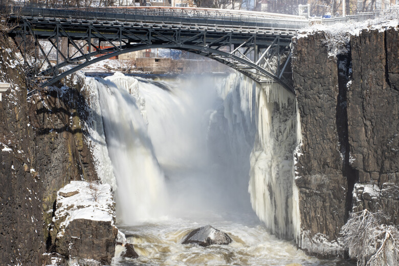 ABD'de şelale buz tuttu, manzarayı görenler hayretler içinde kaldı