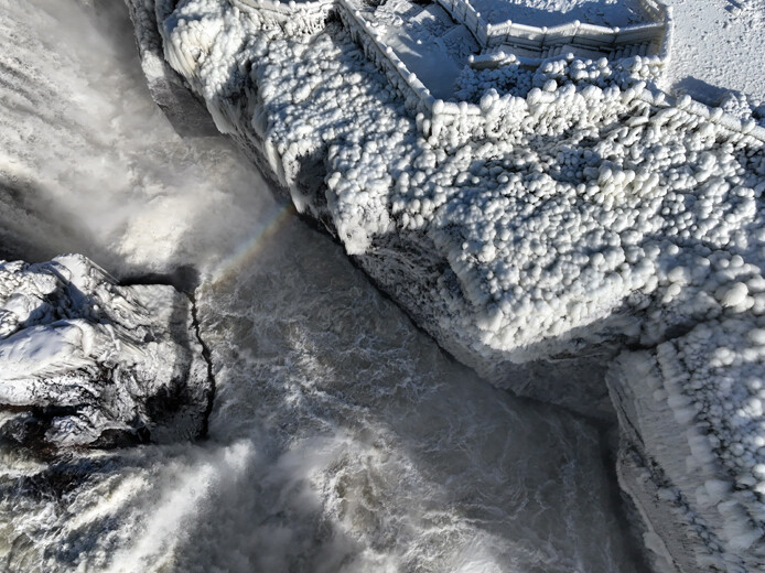 ABD'de şelale buz tuttu, manzarayı görenler hayretler içinde kaldı