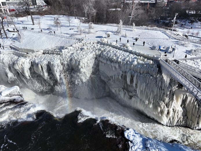 ABD'de şelale buz tuttu, manzarayı görenler hayretler içinde kaldı