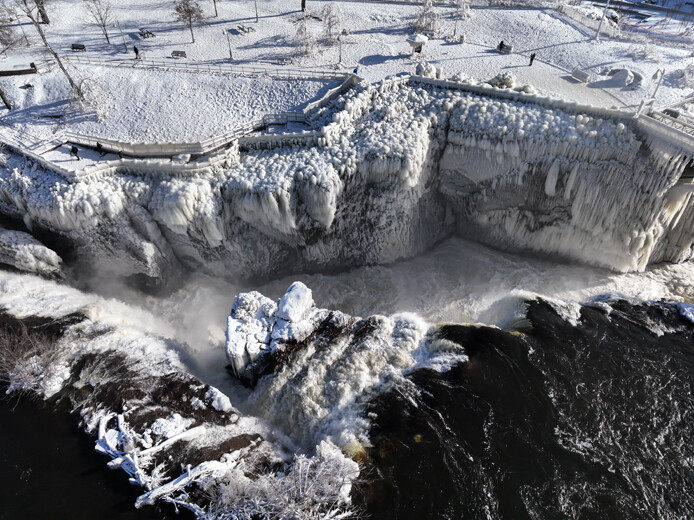 ABD'de şelale buz tuttu, manzarayı görenler hayretler içinde kaldı