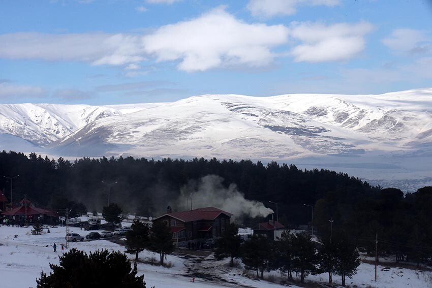 Her yer beyaza büründü, durmadan kar yağıyor! Hava sıcaklıkları mevsim normallerinin üstüne çıktı