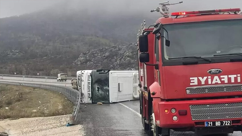 Diyarbakır’da futbolcuları taşıyan otobüs kaza yaptı: 1’i ağır 10 futbolcu yaralı