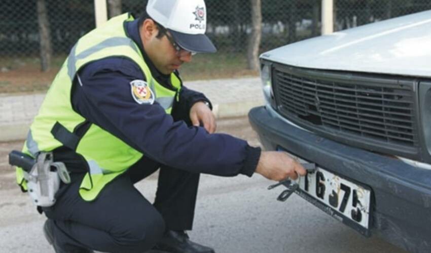 Plakası böyle olanlar dikkat! Polis yurt genelinde sıkı denetime başladı, 32 bin 170 TL para cezası kesilecek Plakası böyle olanlar dikkat! Polis yurt genelinde sıkı denetime başladı, 32 bin 170 TL para cezası kesilecek