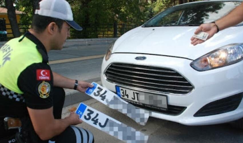 Plakası böyle olanlar dikkat! Polis yurt genelinde sıkı denetime başladı, 32 bin 170 TL para cezası kesilecek Plakası böyle olanlar dikkat! Polis yurt genelinde sıkı denetime başladı, 32 bin 170 TL para cezası kesilecek
