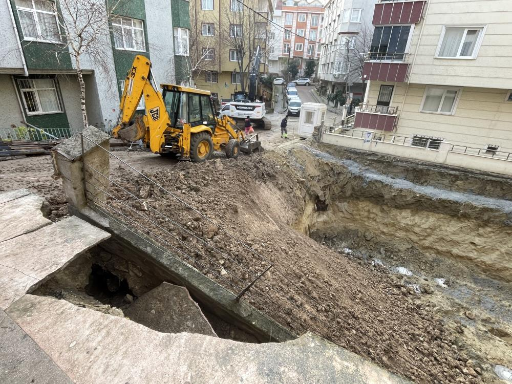 Avcılar'da deprem gibi olay! İstinat duvarı şiddetli sarsıntıyla çöktü