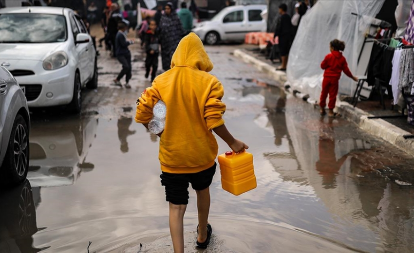 Yabani ot pişiriyorlar, hayvan yemi öğütüyorlar... Bombalardan kurtulabilen Gazzeliler bu sefer açlıktan kırılıyor