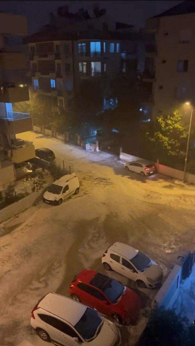 Antalyalılar şaşkın! Termometre 17 dereceyi gösteriyordu, sokaklar bembeyaz oldu