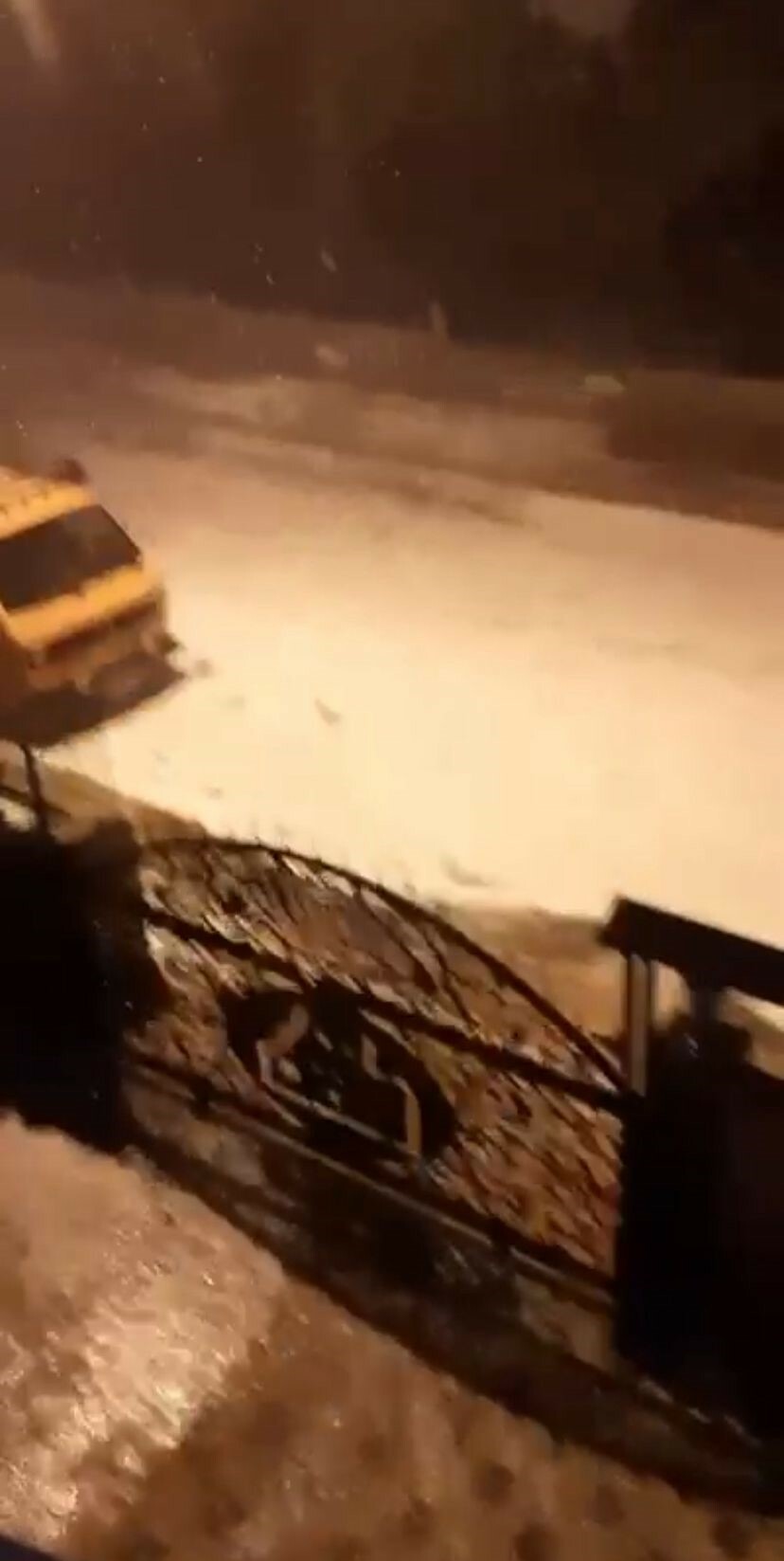 Antalyalılar şaşkın! Termometre 17 dereceyi gösteriyordu, sokaklar bembeyaz oldu