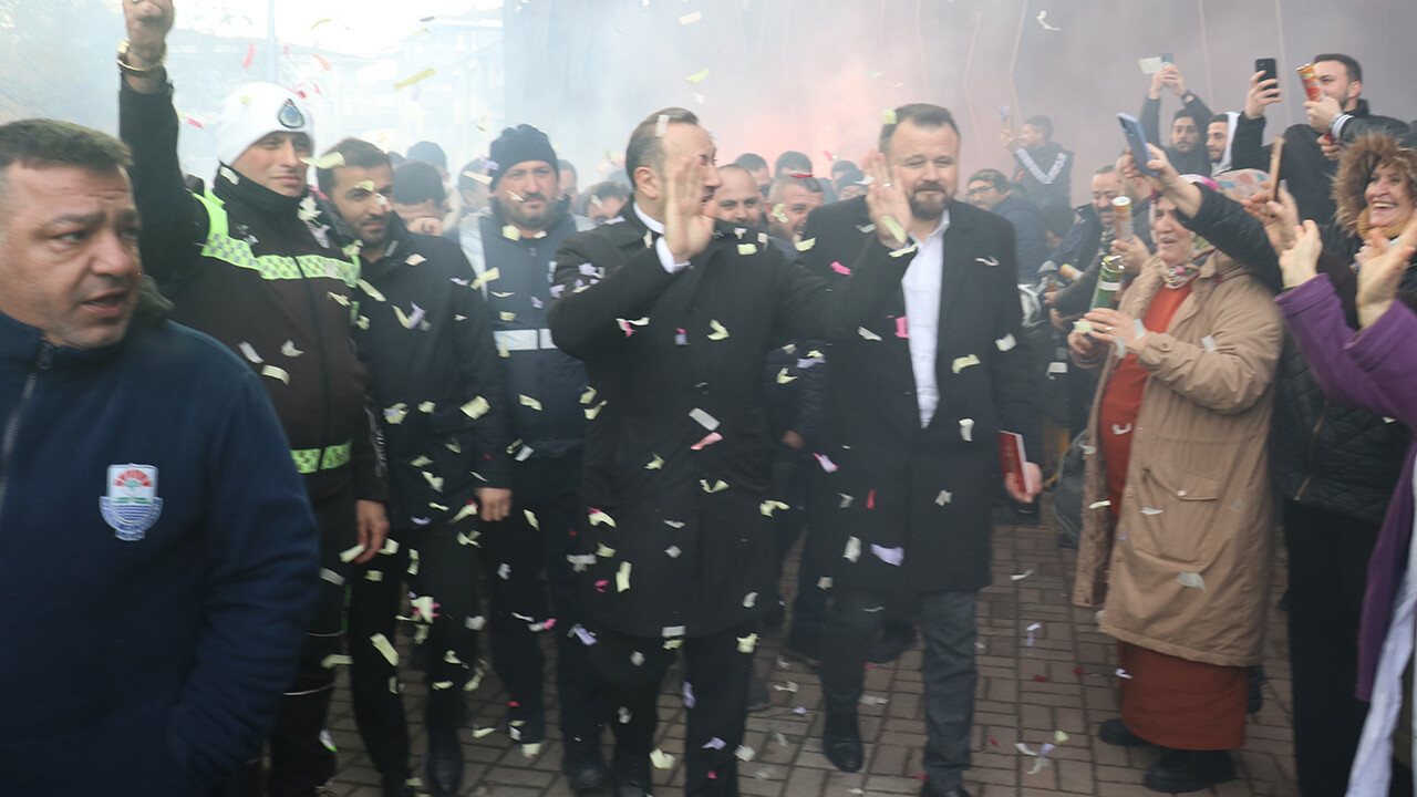 Belediyeden işçilere yüzde 88 zam! Başkan omuzlara alındı, davul zurna çalındı