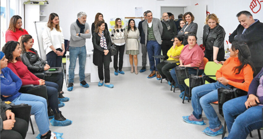 Depremin birinci yılında önce kadın ve çocuklar