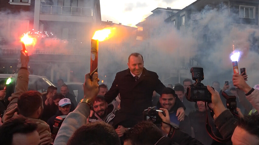 Belediyeden işçilere yüzde 88 zam! Başkan omuzlara alındı, davul zurna çalındı
