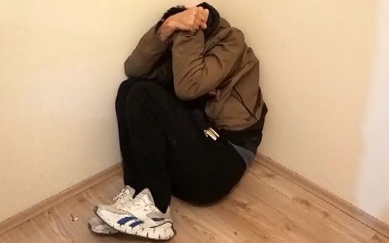 Kiralık dairesine kaçak giren şahsa tuvaletini temizlettirdi