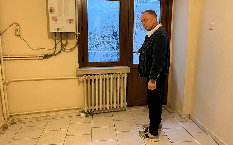 Kiralık dairesine kaçak giren şahsa tuvaletini temizlettirdi