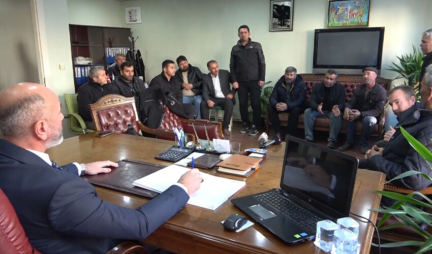 Süt üreticileri fiyatlara tepki gösterip, isyan bayrağını çekti: İnekleri kestireceğiz, sütçü diye bir şey kalmayacak Süt üreticileri fiyatlara tepki gösterip, isyan bayrağını çekti: İnekleri kestireceğiz, sütçü diye bir şey kalmayacak