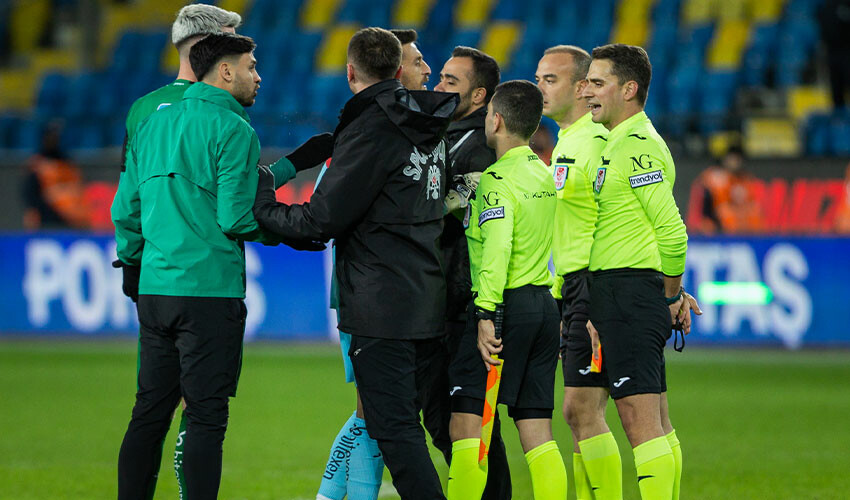 TFF 1. Lig'de eşi benzeri görüşmemiş olay! Hakemin elini sıkmadığı için kırmızı kart gördü, saha karıştı
